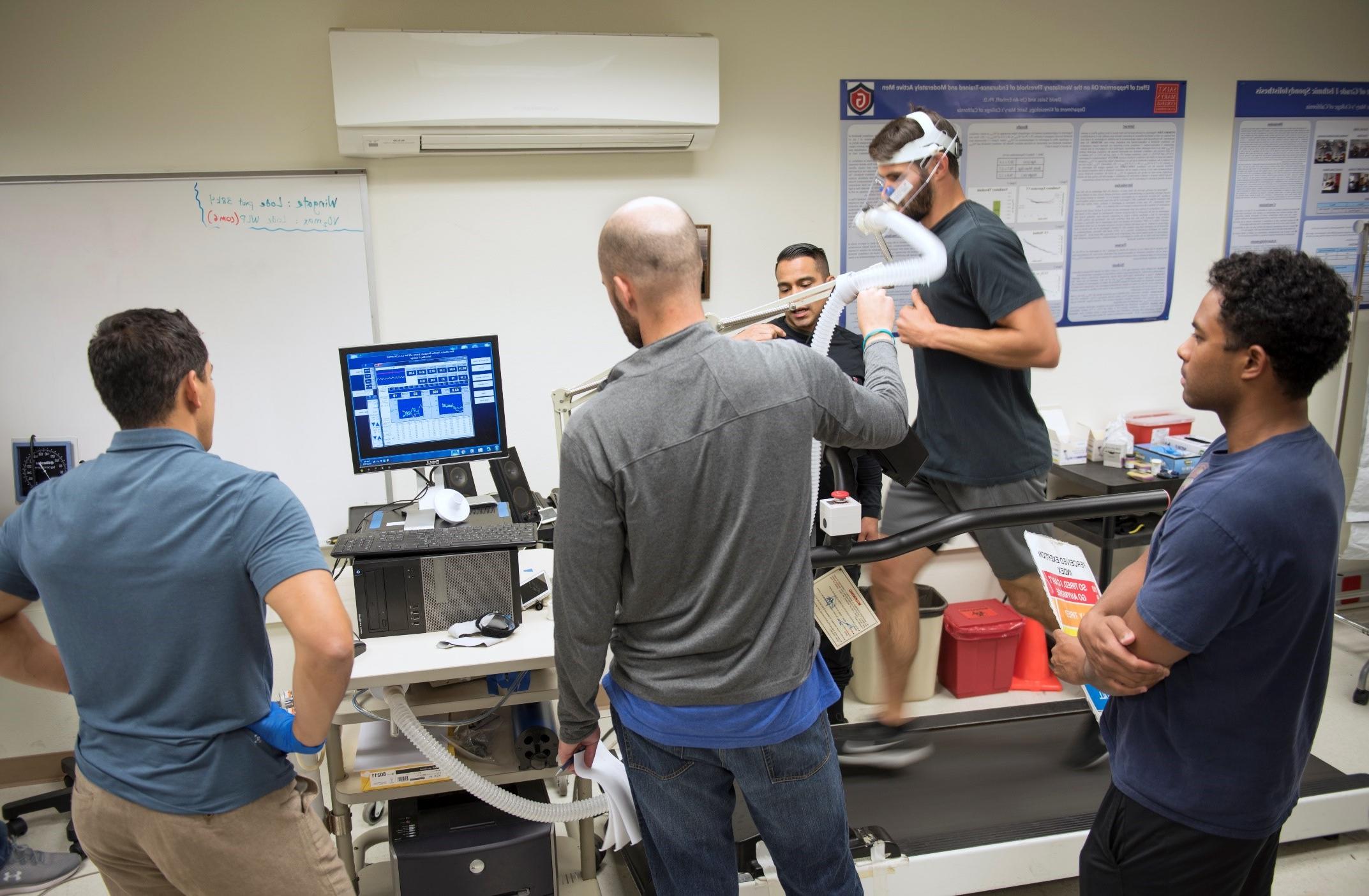 五名圣玛丽运动机能学学生在人体表现实验室.