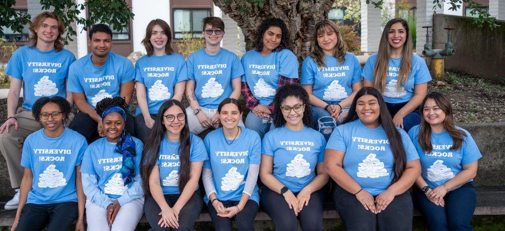 IC学生工作人员- 2023-2024 - 11名学生穿着蓝色多样性 Rocks衬衫在Ferrogiaro Quad